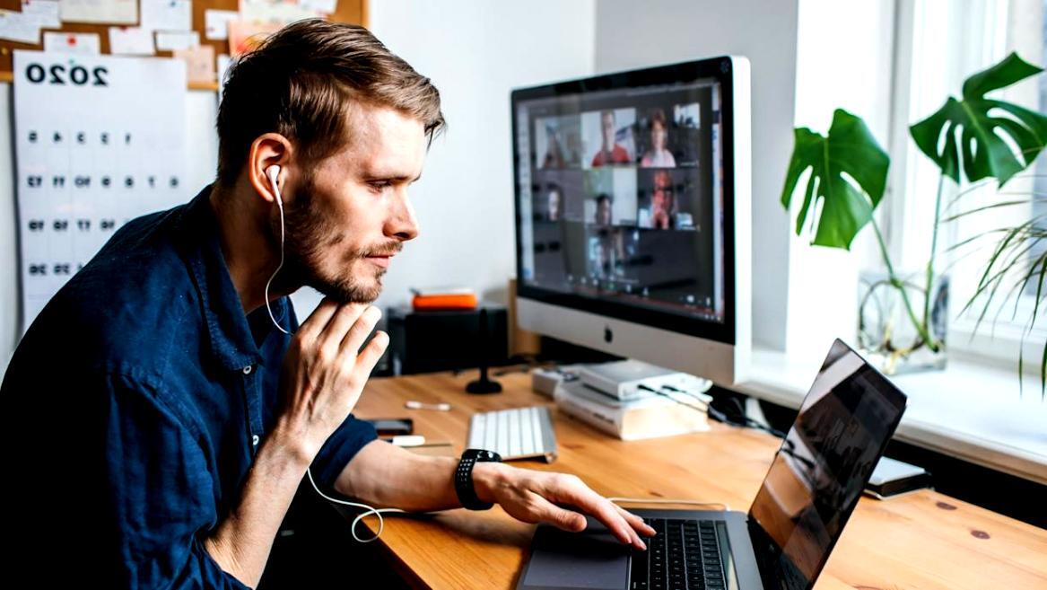 Dashboard di analisi SEO con metriche di performance